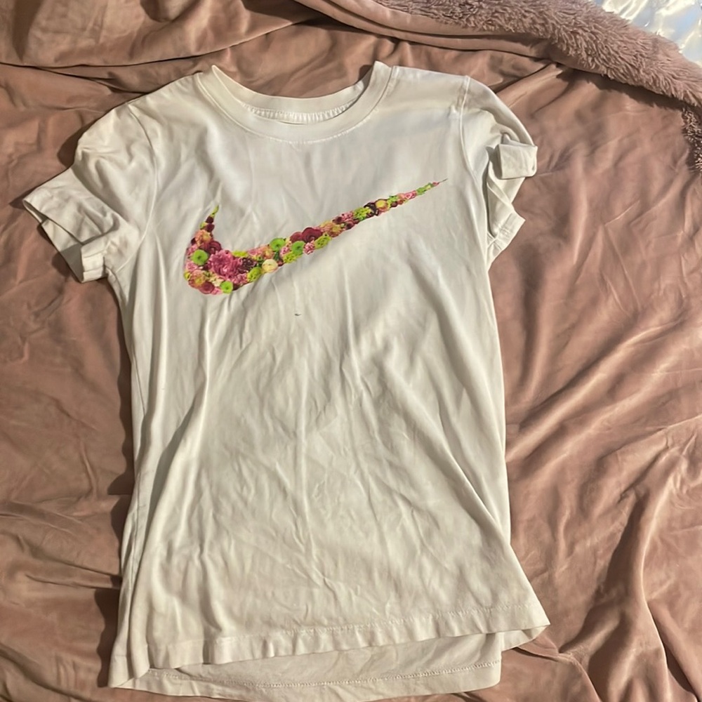 Beautiful(like you)white,flowery Nike swish t-shirt. So simple,but cute(like me)
